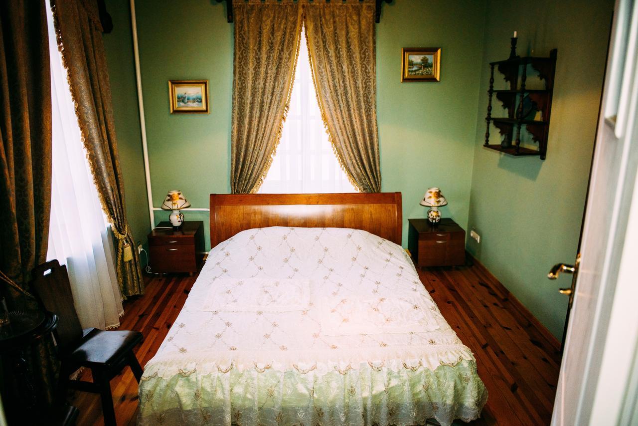 Antique House Hotel Dubno Bagian luar foto