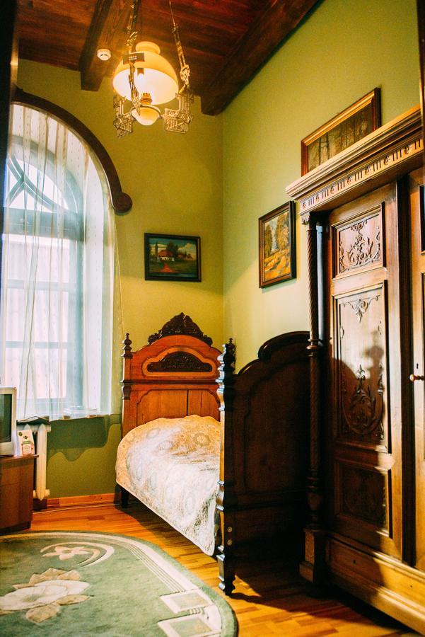 Antique House Hotel Dubno Bagian luar foto