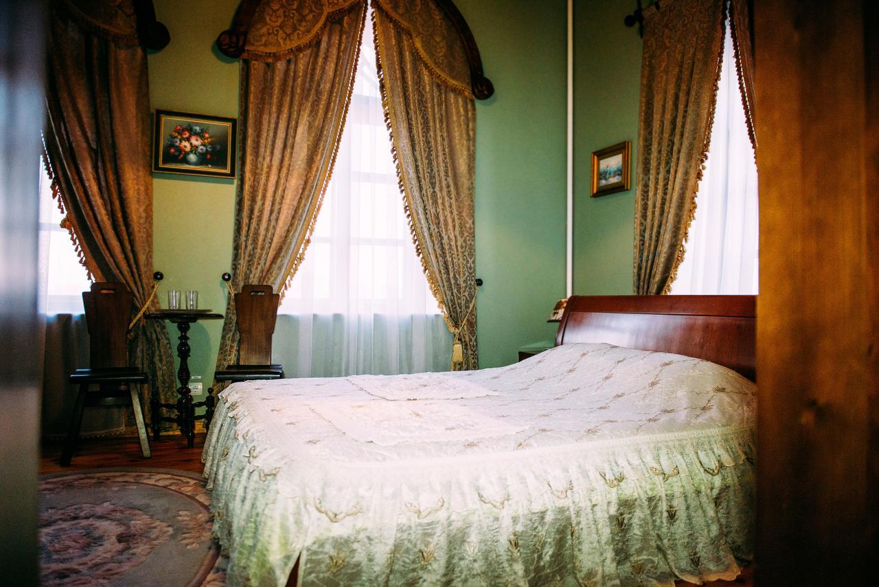 Antique House Hotel Dubno Bagian luar foto