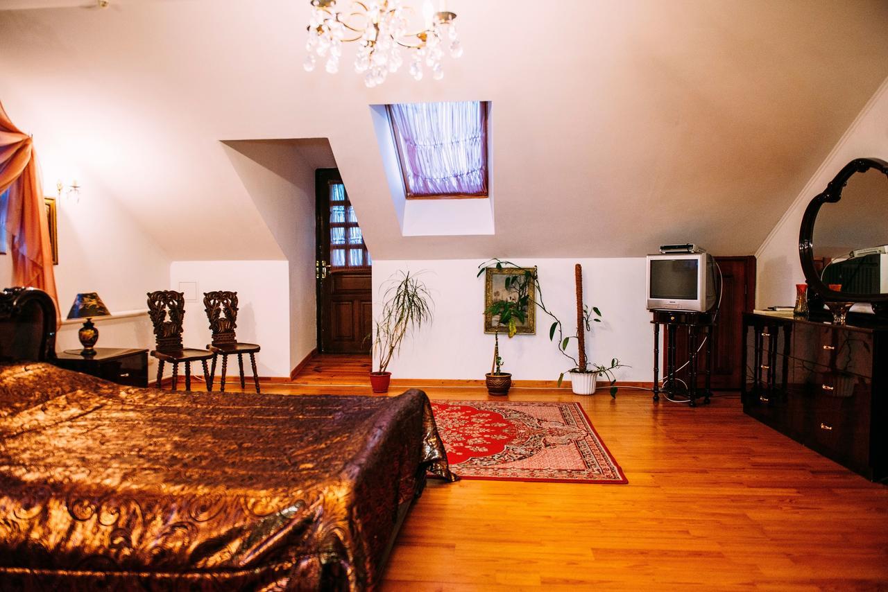Antique House Hotel Dubno Bagian luar foto