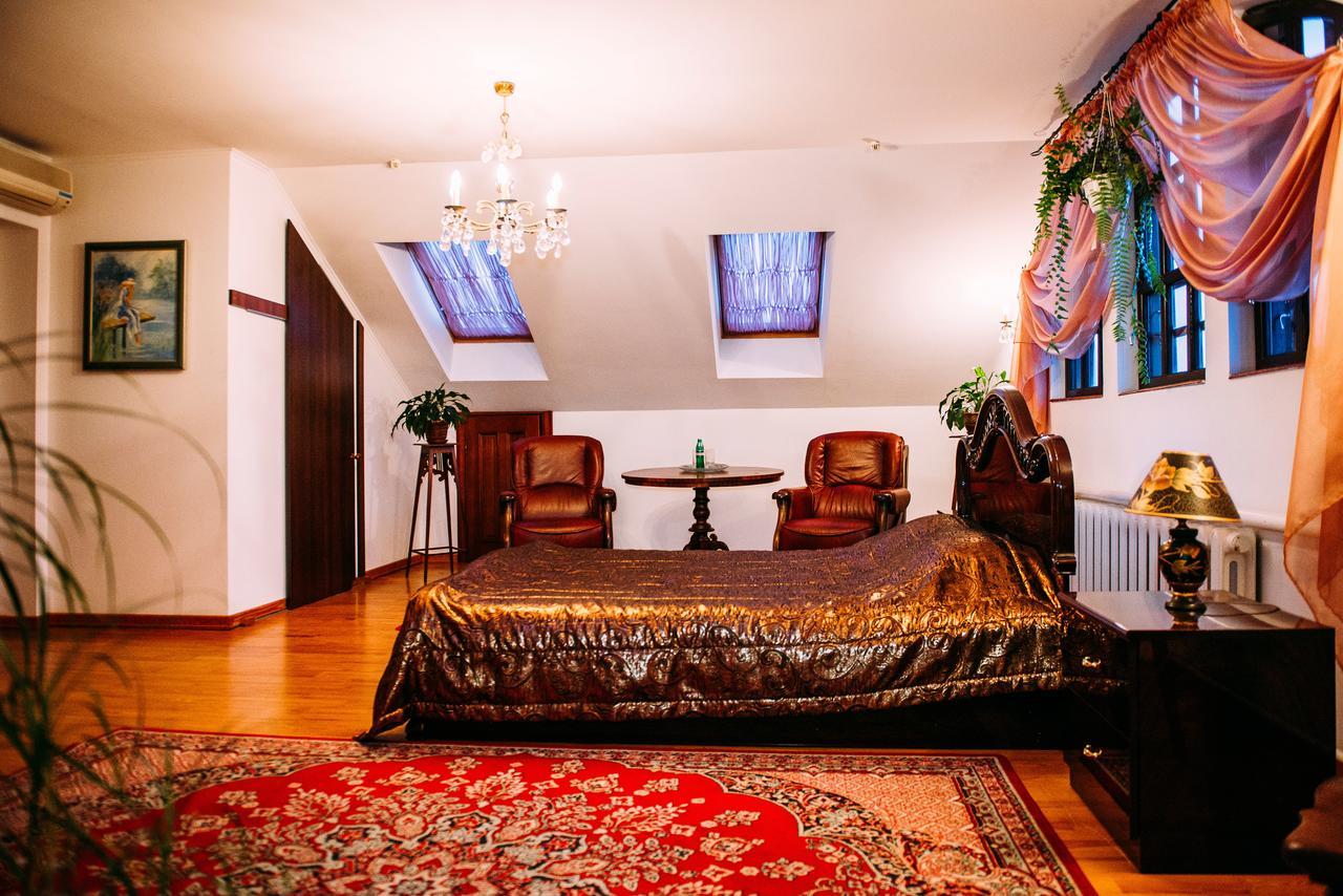 Antique House Hotel Dubno Bagian luar foto