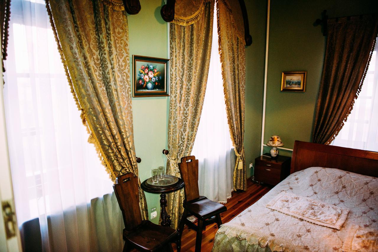 Antique House Hotel Dubno Bagian luar foto