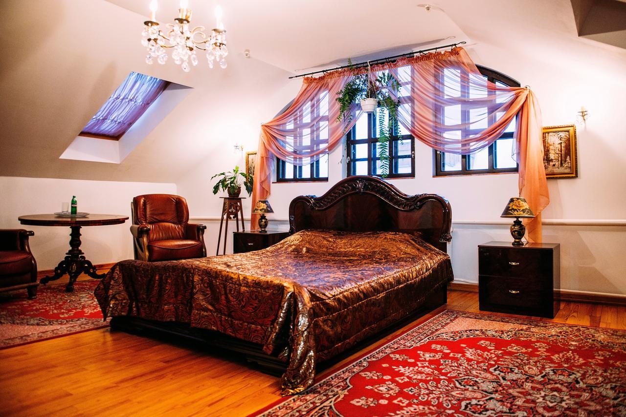 Antique House Hotel Dubno Bagian luar foto